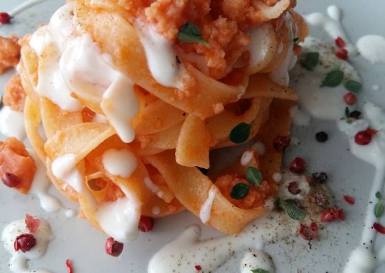 Tagliatelle al ragù di aragostella su crema di gorgonzola dolce