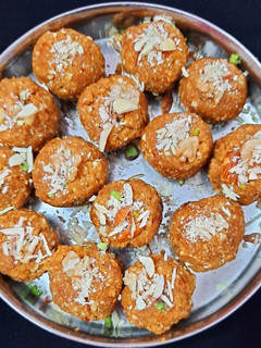 मखाना और अखरोट के लड्डू (makhana aur akhrot ke ladoo recipe in Hindi) रेसिपी मुख्य फोटो