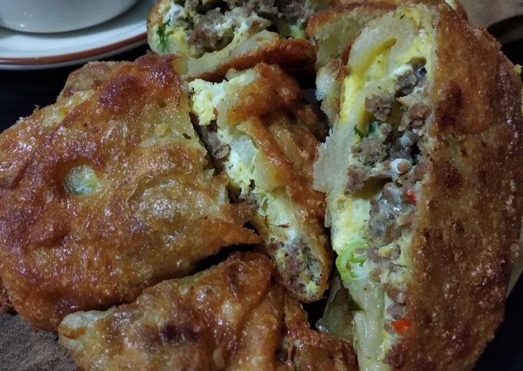 Langkah Mudah untuk Menyiapkan Martabak Telor Aroma Daun Jeruk dan Ketumbar yang Menggugah Selera