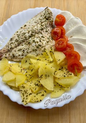 Una foto de Dorada con patatas al limón 🍋