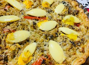 Una foto de TARTA DE ATÚN DESMENUZADO Y CABALLA 🥧🐠🐟🧅🫑🥚🥧🐟🐠