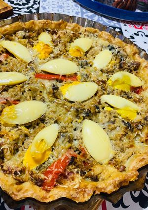 Una foto de TARTA DE ATÚN DESMENUZADO Y CABALLA 🥧🐠🐟🧅🫑🥚🥧🐟🐠