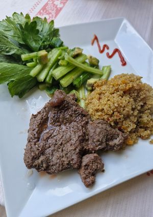 Una foto de Bistec de vacuno con guarnición de Quinoa y Apio