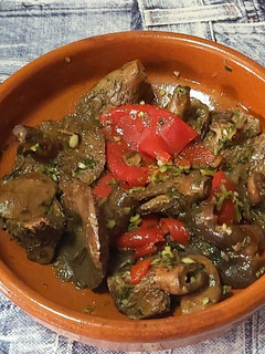 Una foto de Robellones con ajo, perejil y pimientos