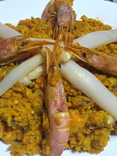 Una foto de Arroz con chopitos y gambones