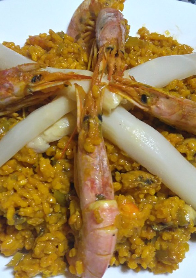 Una foto de Arroz con chopitos y gambones