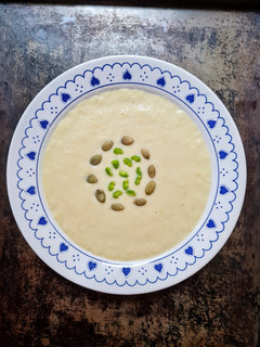 Una foto de Sopa crema de puerro y manzana 🥣 vegetariana con opción vegana 🥣 Muy fácil 😉