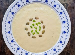 Una foto de Sopa crema de puerro y manzana 🥣 vegetariana con opción vegana 🥣 Muy fácil 😉