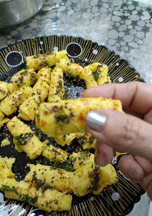 A picture of Khandvi.