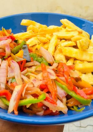A picture of Sweet potatoe chips and vegetables stir fry.