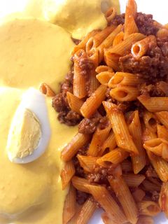 Una foto de Fideos rojos con papa a la huancaína 🍝🍴