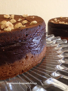 Una foto de Tarta de queso con chocolate y avellanas