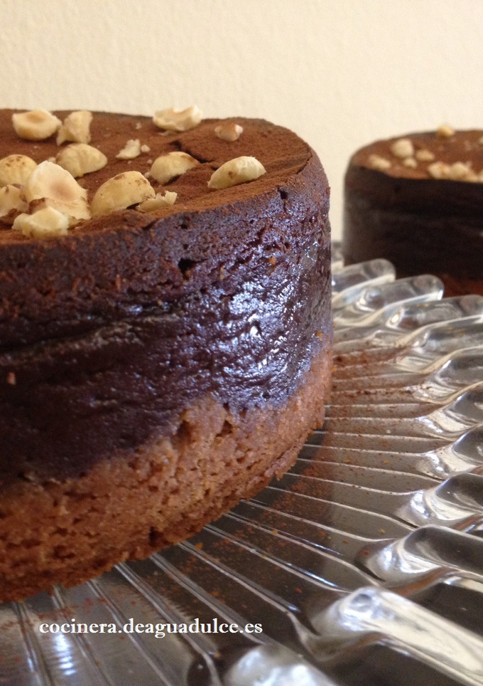 Una foto de Tarta de queso con chocolate y avellanas