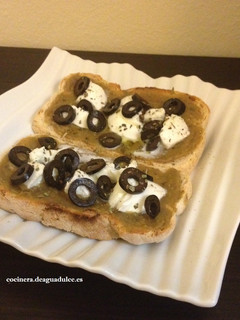 Una foto de Tosta de caviar de berenjenas