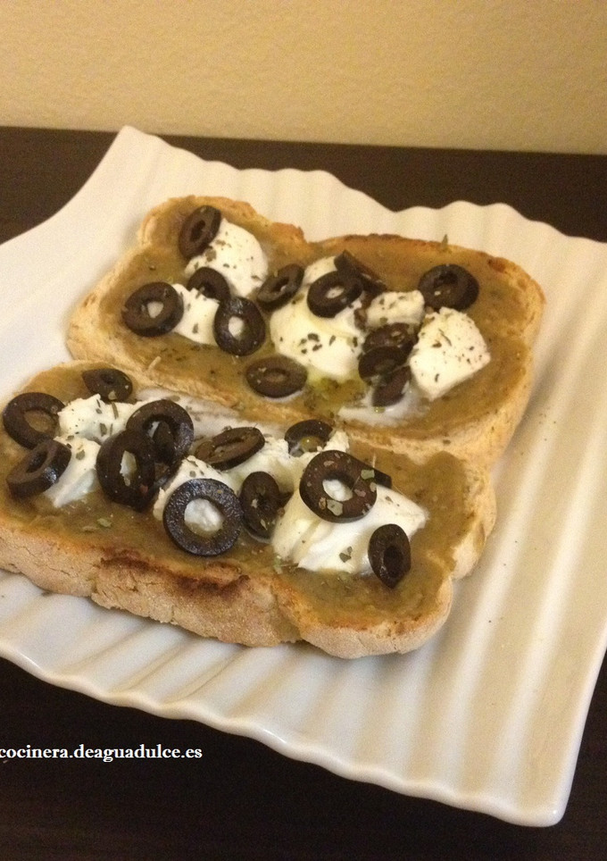 Una foto de Tosta de caviar de berenjenas