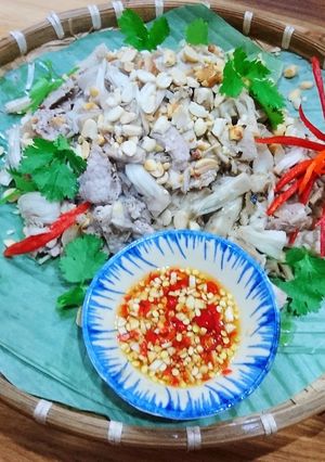 Hình của món Mít non trộn tôm thịt.