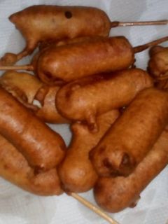Una foto de Corndogs caseros... (Salchichas con masa)