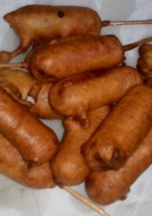Una foto de Corndogs caseros... (Salchichas con masa)