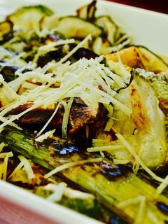 Una foto de Espárragos y Zucchinis Asados con Limón y Parmesano
