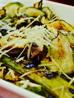 Una foto de Espárragos y Zucchinis Asados con Limón y Parmesano