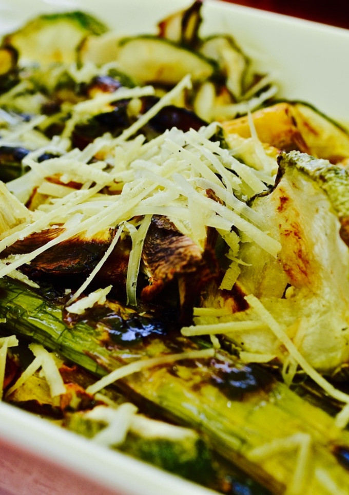 Una foto de Espárragos y Zucchinis Asados con Limón y Parmesano