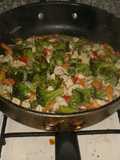 Vegetales salteados con semillas de sésamo y pollo