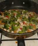 Vegetales salteados con semillas de sésamo y pollo