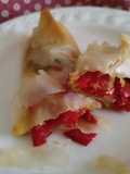 Involtini di pasta fillo con peperoni e brie
