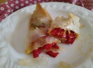 Foto di Involtini di pasta fillo con peperoni e brie