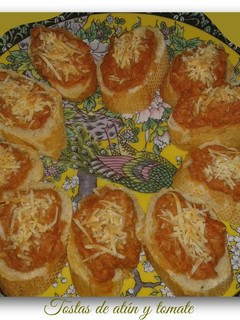 Una foto de Tostas de atún y tomate