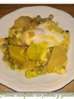 Una foto de Huevos escalfados con patatas y guisantes
