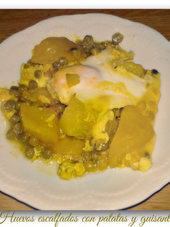 Una foto de Huevos escalfados con patatas y guisantes
