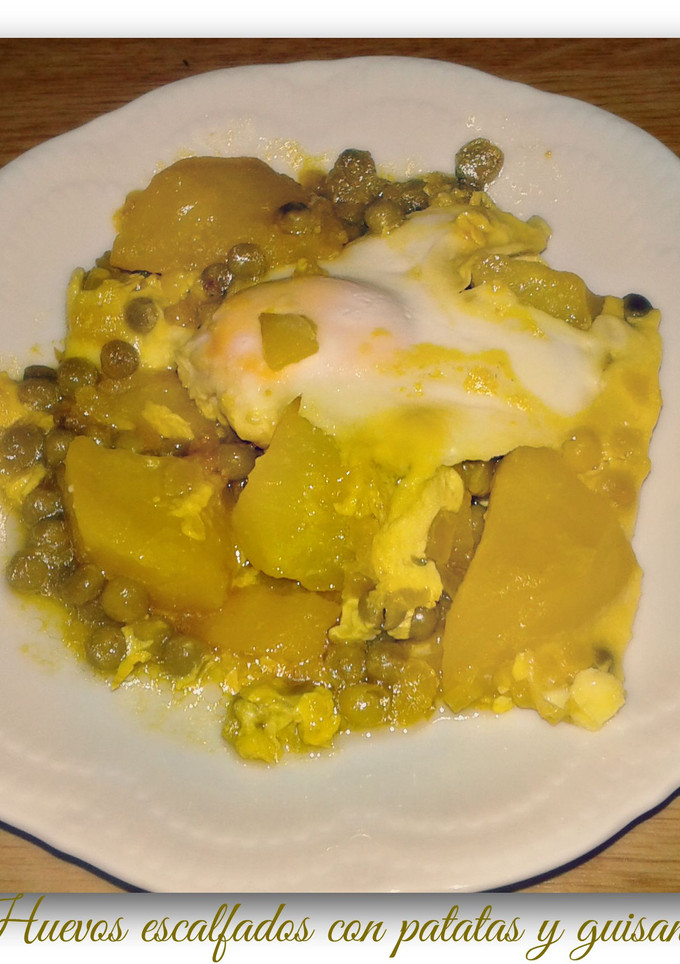 Una foto de Huevos escalfados con patatas y guisantes