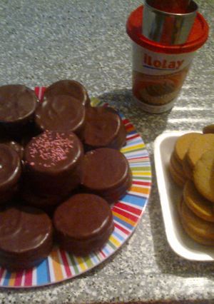 Una foto de Alfajores fáciles de chocolate 🍫 super ricos! 😍❤😋