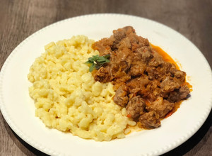 Una foto de Goulash con Spätzle
