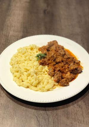Una foto de Goulash con Spätzle
