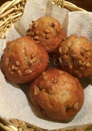 Una foto de Muffins de plátano con nuez 🍌🍌