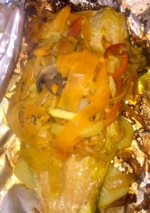Una foto de Papillote de trucha con verduras, champiñones y salsa de la casa