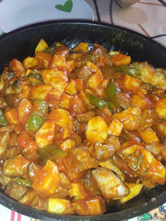 Una foto de magra con pollo y tomate