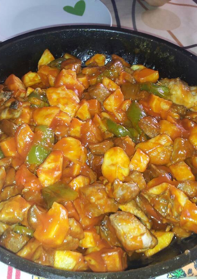 Una foto de magra con pollo y tomate