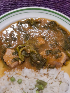 Una foto de Carne de puerco con verdolagas en salsa combinada
