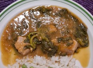 Una foto de Carne de puerco con verdolagas en salsa combinada