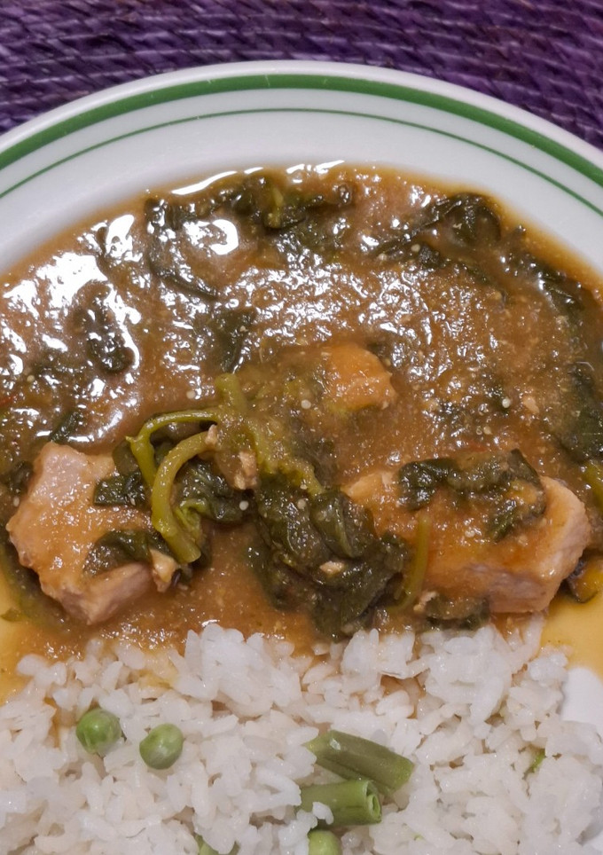 Una foto de Carne de puerco con verdolagas en salsa combinada
