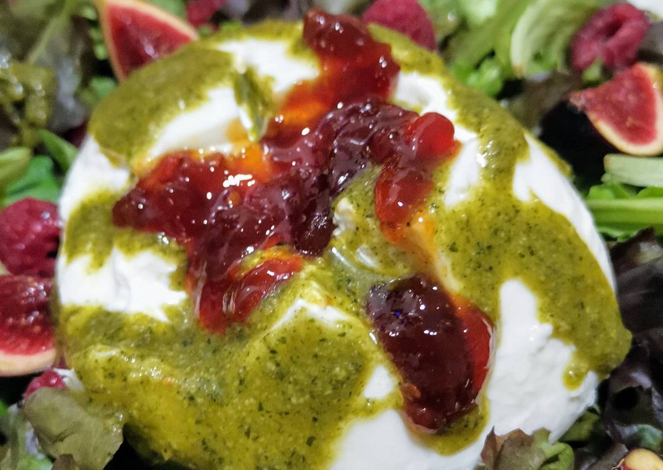 Ensalada de otoño con burrata, pesto y coulis de higos