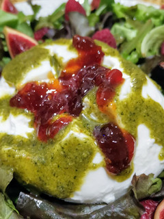 Una foto de Ensalada de otoño con burrata, pesto y coulis de higos