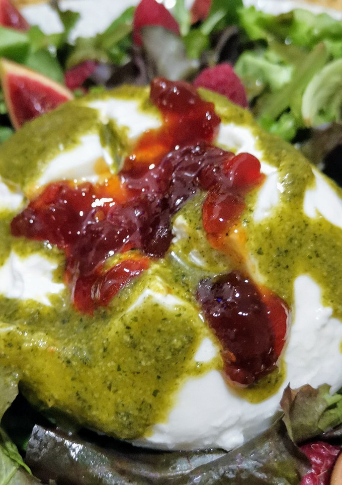Una foto de Ensalada de otoño con burrata, pesto y coulis de higos