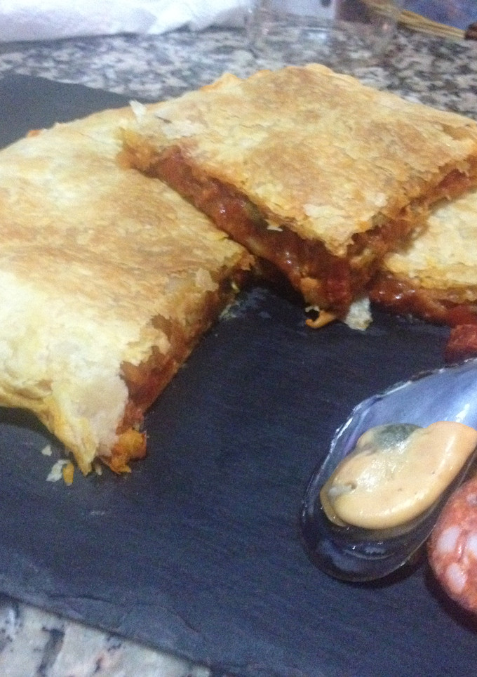 Una foto de Empanada de mejillones y chorizo