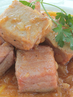 Una foto de Atún encebollado