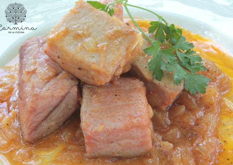 Atún encebollado