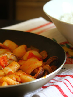 Una foto de Calamares en salsa con arroz